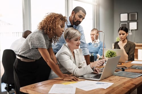 Führungsteam diskutiert Geschäftsdaten und IT-Lösungen